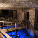 Entriamo infine nell�area pi� grande della grotta, avvertendo maggiormente l�umidit� attorno a noi quanto pi� ci inoltriamo nella cavit�. A primo impatto pare di trovarsi nelle terme